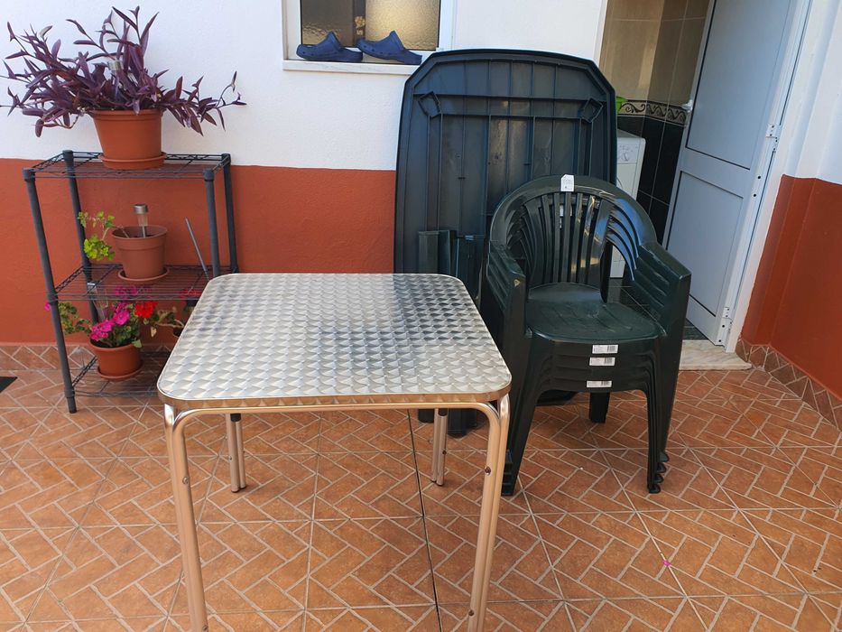 Conjunto mesa jardim 4 cadeiras em plastico e mesa de apoio aluminio