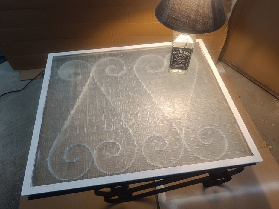 Mesa de centro artesanal em ferro e vidro com iluminacao LED