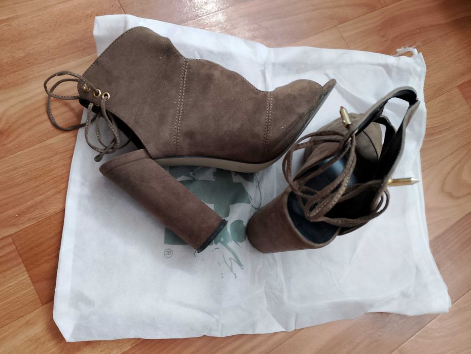 Босоніжки на підборах