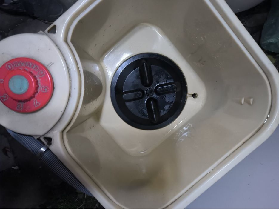 Пральна машина в робочому і хорошо стані