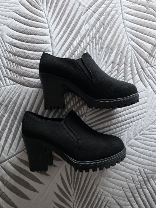 Botim / Botas em camurça pretas salto curto novas tamanho 37
.