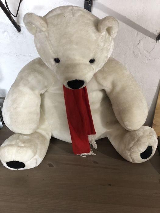 Duży biały miś z coli