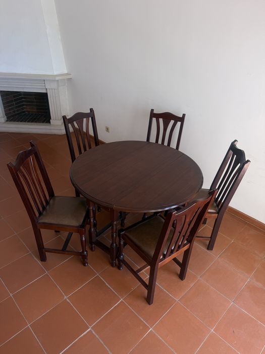 Vendo mesa e 5 cadeiras