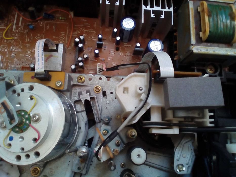 Видеомагнитофон  SHARP (на запчасти)