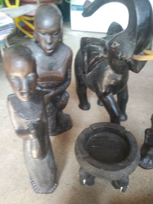 Figuras e ornamentos antigas de indígenas Africanos em pau preto
