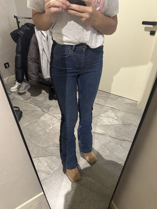 сині джинси кльош роблять шикарну фігуру