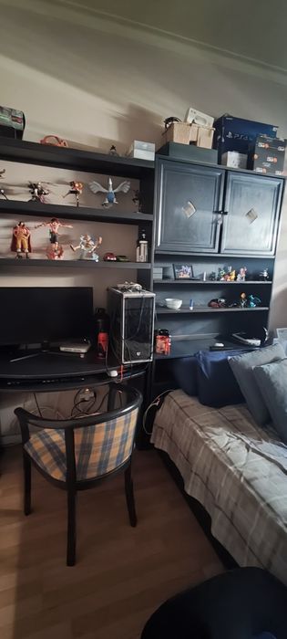 Vendo conjunto de quarto de solteiro com cómoda e mesa de cabeceira