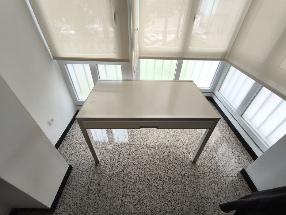 Mesa de jantar de madeira c/ abas e gaveta de arrumação