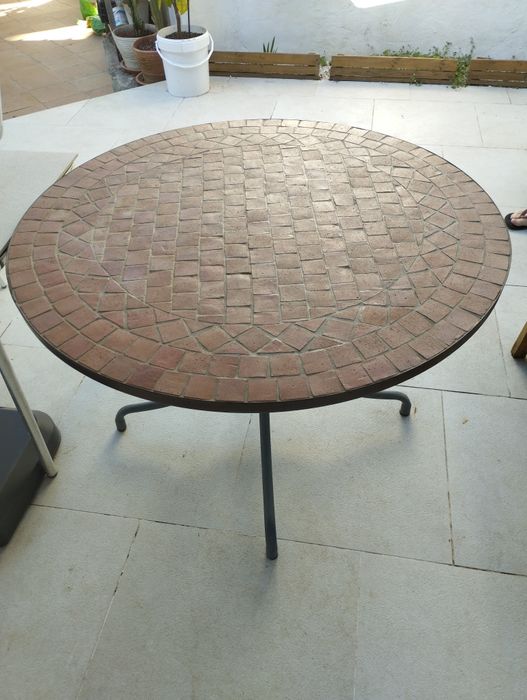 Mesa de jardim com revestimento em cerâmica (110cm)