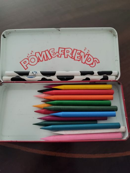 Lata com lápis de cera e 2 lápis pretos