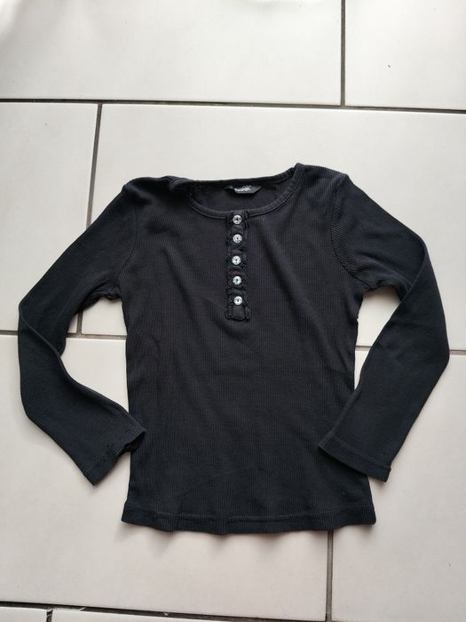 Czarny t-shirt z długim rękawem 110/116