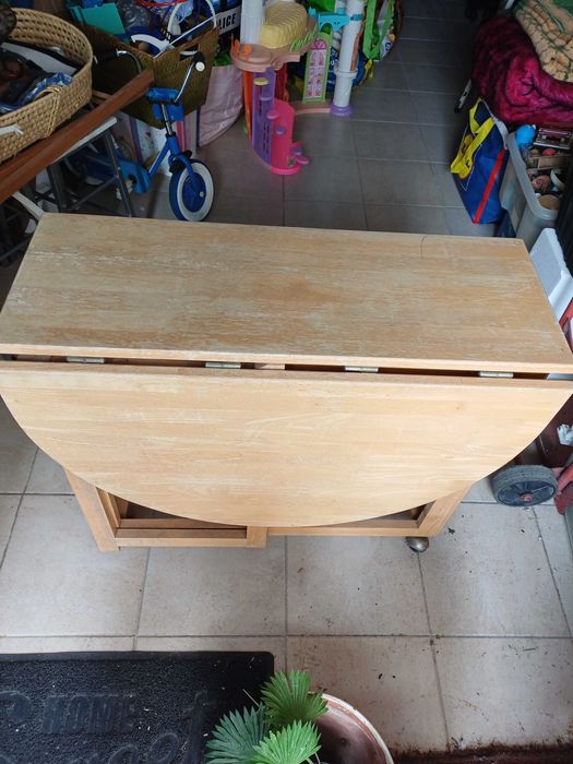 Mesa em madeira com abas rebatíveis