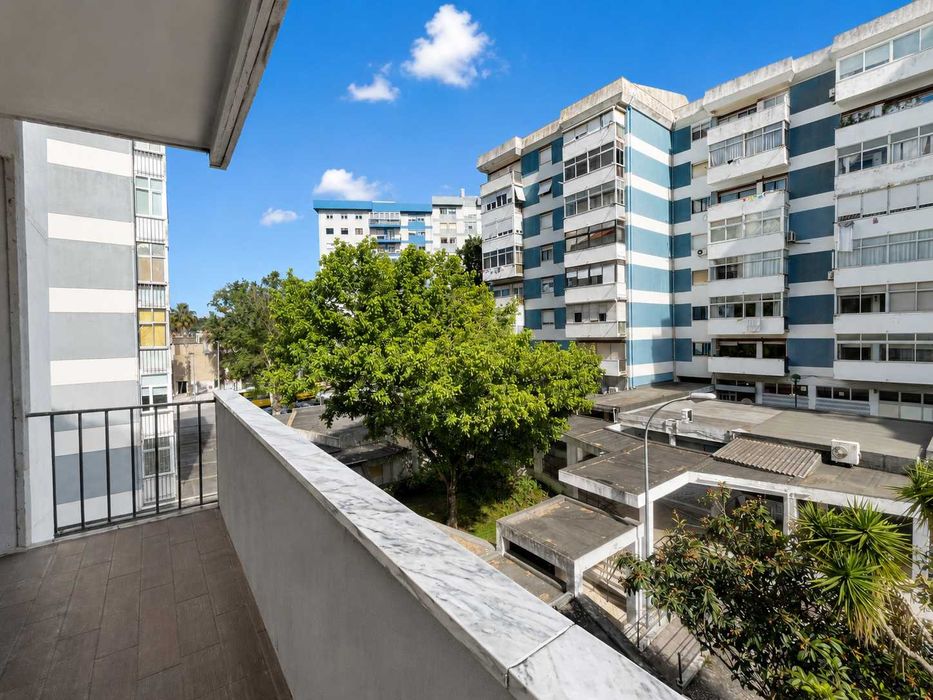 Apartamento T3 Carnaxide, com 2 varandas e 2 frentes - Totalmente remodelado