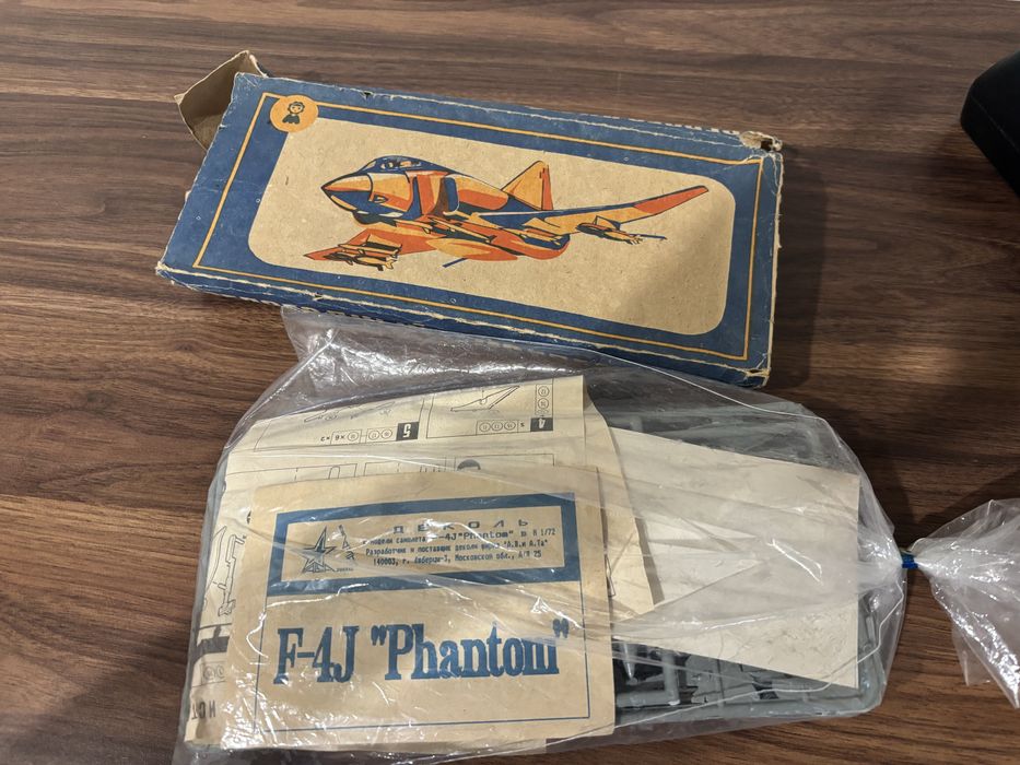 набор для сборки масштабной модели самолета F-4J «Phantom».