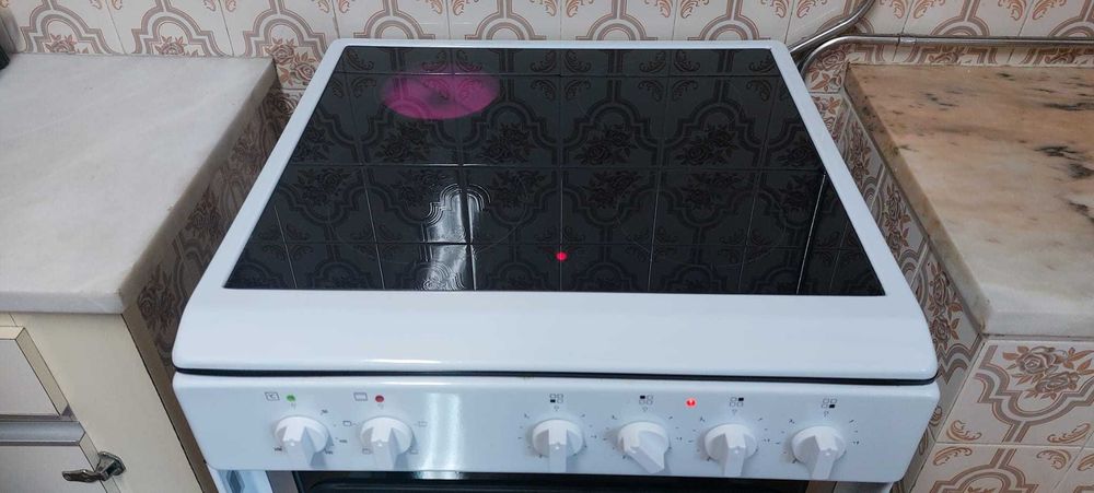 Fogão 60x60cm mesa vitro e forno eléctrico estático