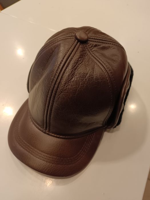 Czapka skórzana z daszkiem