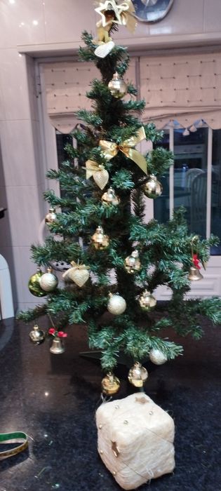 Árvore natalícia com alguma decoração