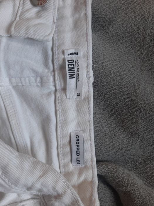 Białe spodnie z dziurami