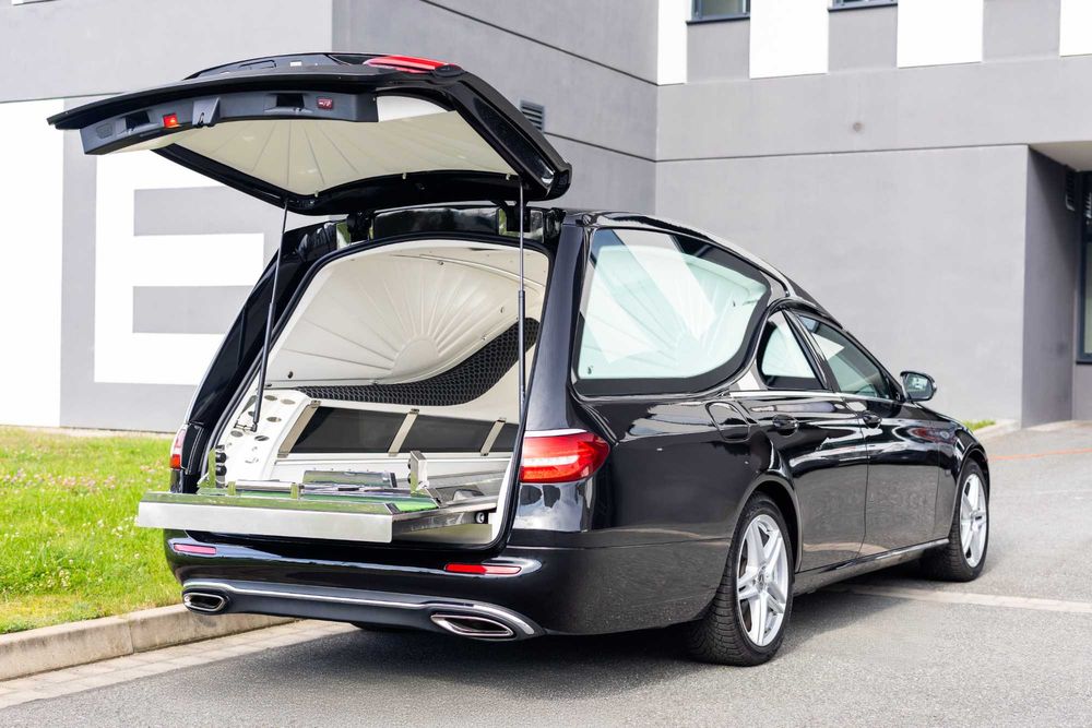 Karawan pogrzebowy Mercedes-Benz/Bojar 4-Matic