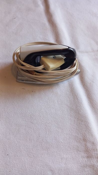 Ferro de passar roupa compacto da marca italiana Faframi modelo "Baby".