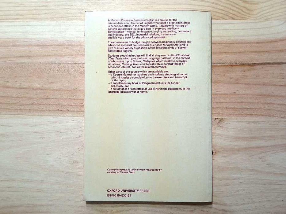 Livro "A Modern Course In Business English"