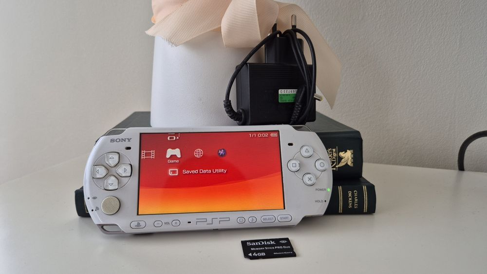 PSP 3004 Slim & Lite Branca c/Carregador e Cartão