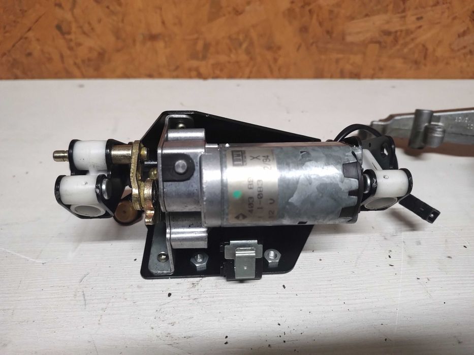 Silniczek zagłówka Mercedes W140 S600, 1995r