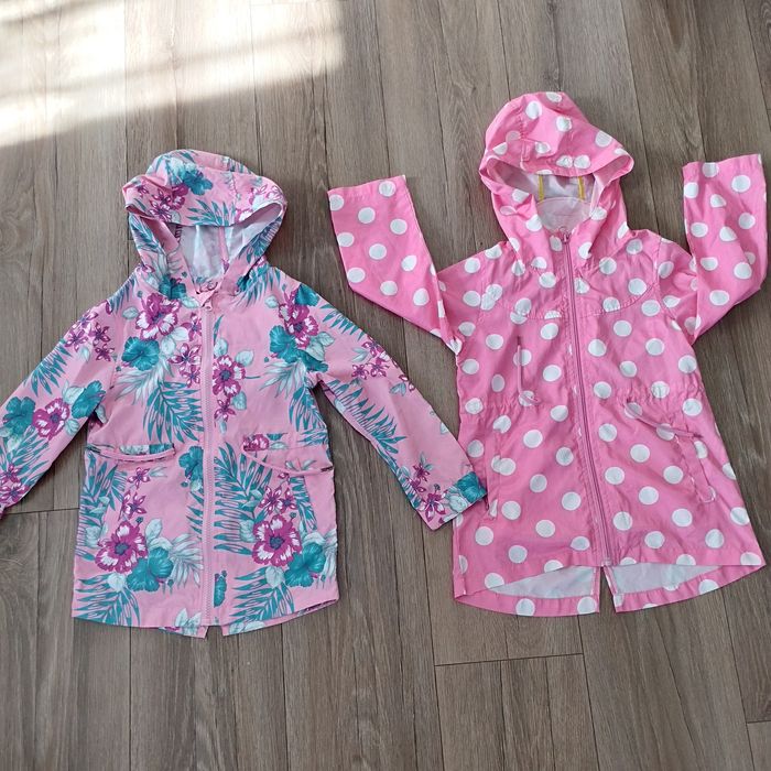 Kurtka płaszczyk przeciwdeszczowy dziewczęcy rozmiar 110 - 2 sztuki 
Z