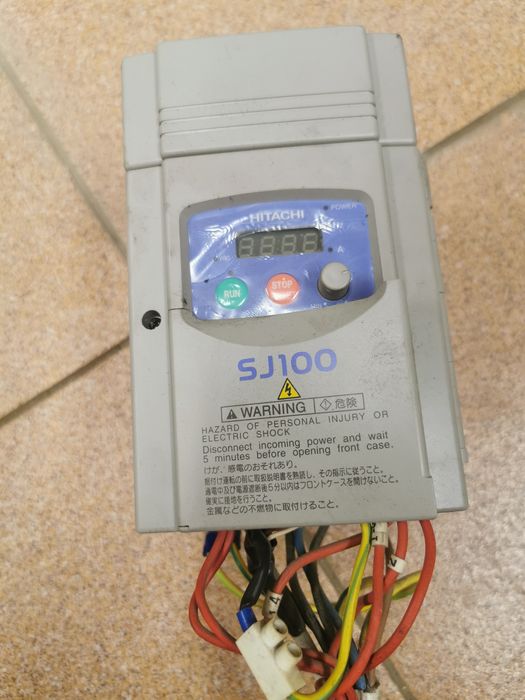 Falownik Hitachi SJ100 1.5kW 2HP – Zasilanie 230V (1-faza) na 3-fazy