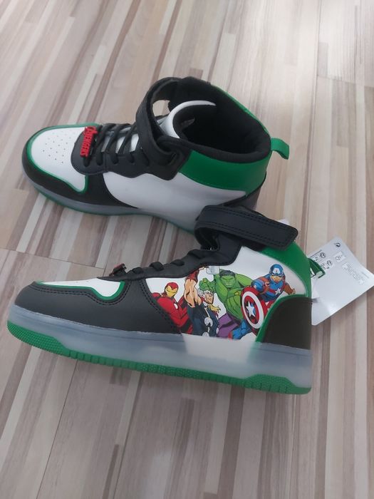 Świecące nowe buty dla chlopca