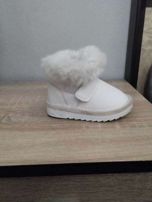 Зимові черевики на дівчинку