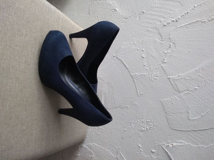 Granatowe zamszowe buty na obcasie