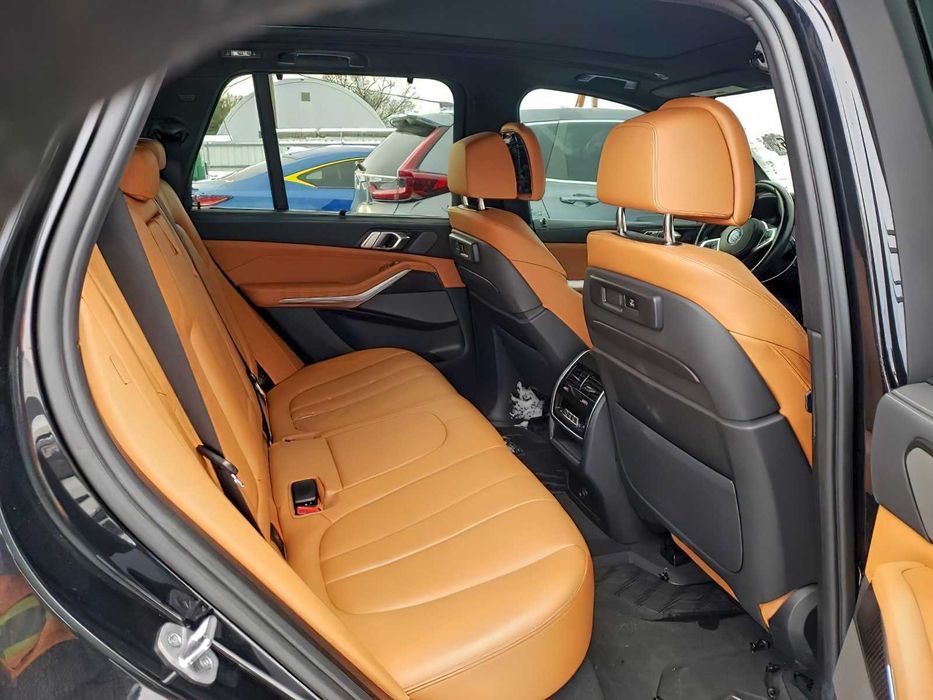 BMW X5 M50i      2022