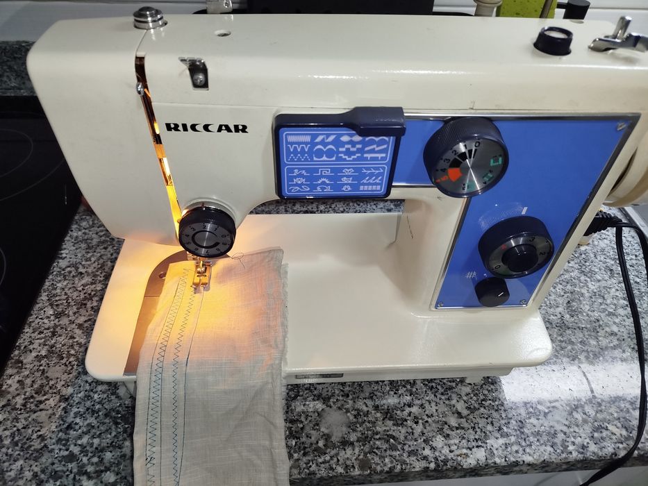 Máquina de costura riccar