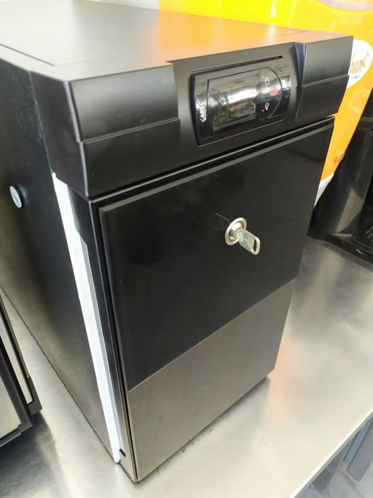 Lodówka na mleko - idealna przy ekspresach do kawy , czarna