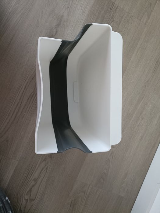 Balde do lixo extensível branco e cinza