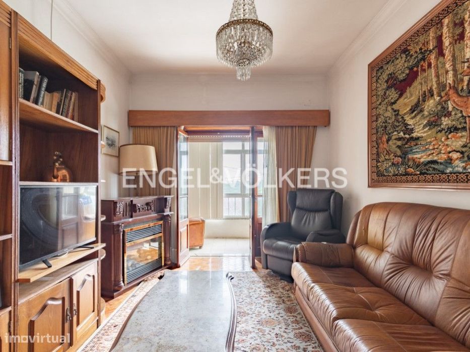 Moradia com duas frações de utilização independente e garagem