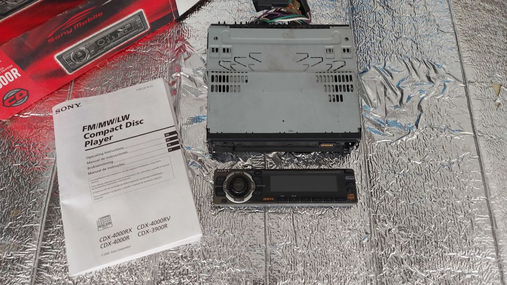 Auto radio SONY Leitor CDs CDX-4000R em bom estado