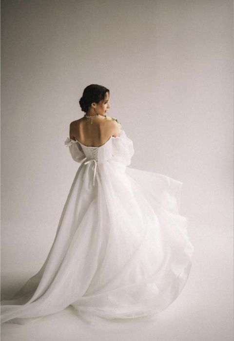 Весільна сукня зі шлейфом