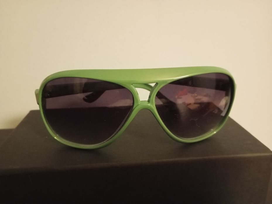 Óculos de sol em verde