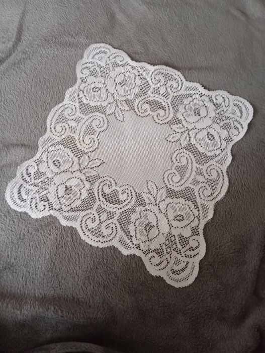 Mała serwetka koronkowa