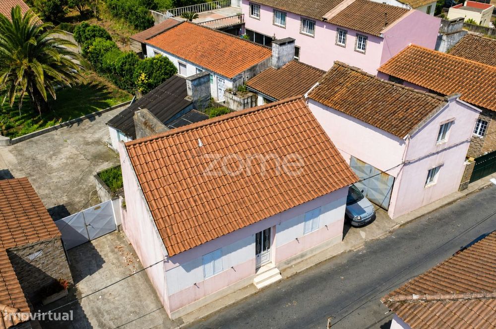 Moradia com Terreno e Potencial de Investimento nos Arrifes