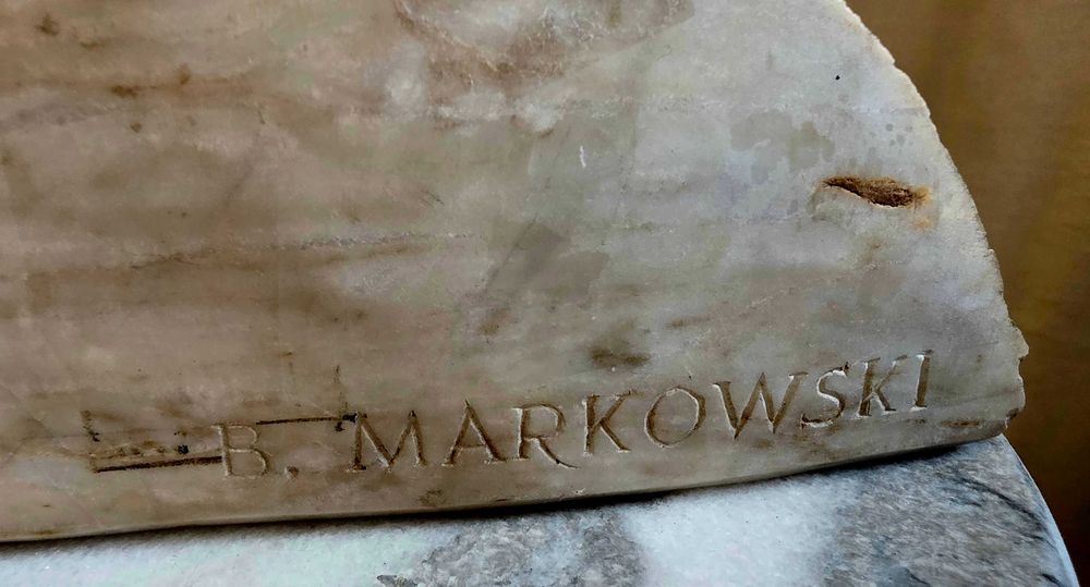 Nike -rzeźba: brąz, marmur. 55cm. -Bogdan Markowski (sygnowana)