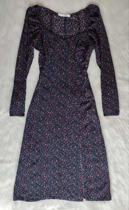 Женское платье с разрезом на ноге