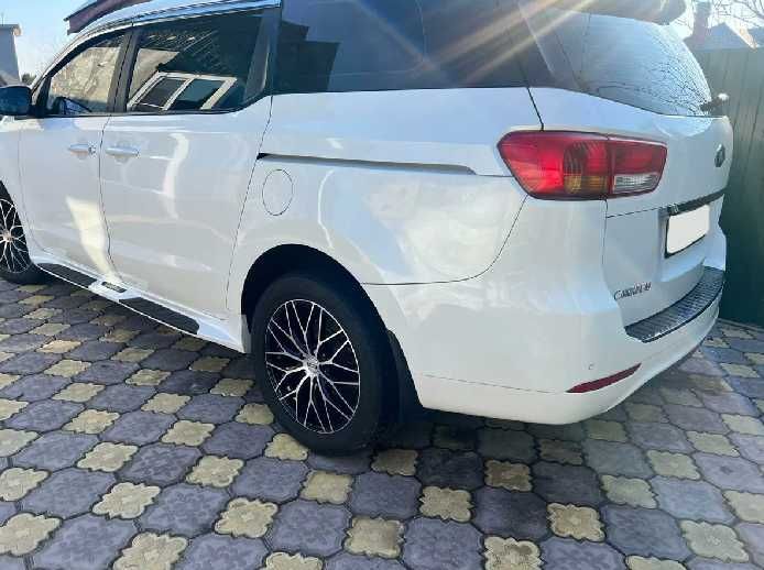 Kia Carnival 2.2 CRDi  2015 рік 9 місць
