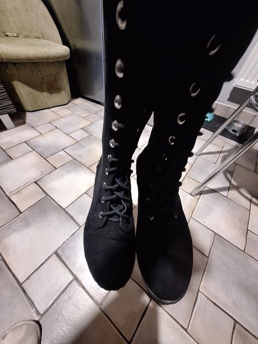 Czarne wysokie buty sznurowane
