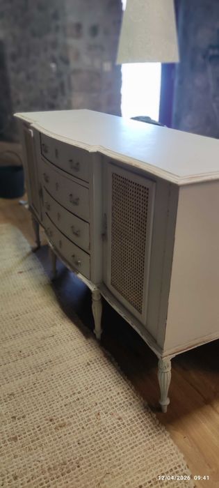 Aparador de estilo clássico, em bom estado