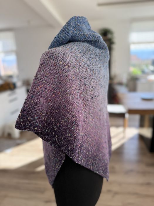 Chusta ombre na szydełku z pastelowymi nopkami - klasyk