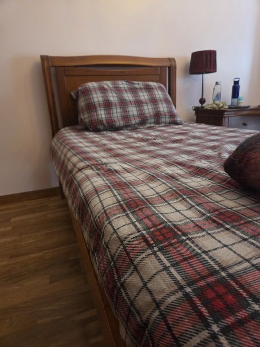 Cama de solteiro e roupeiro em cerejeira