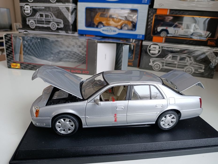 Модель 1.18 Cadillac Deville DTS 2000